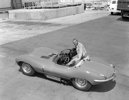 Steve McQueen muestra uno de los coches de su impresionante colección (un Jaguar XK-SS) en una imagen tomada en mayo de 1960 en los estudios de la cadena CBS en Hollywood.