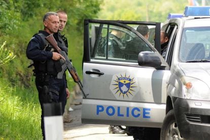 La policía en el norte de Kosovo durante el operativo que puso en alerta a los serbios.