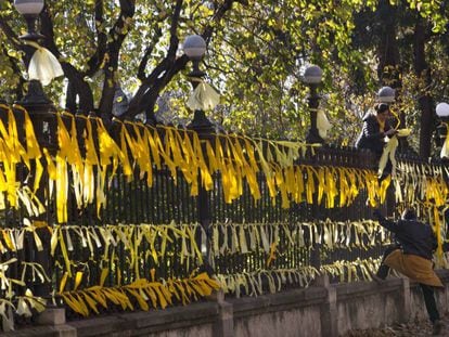 Lazos amarillos en el parque de la Ciutadella de Barcelona.