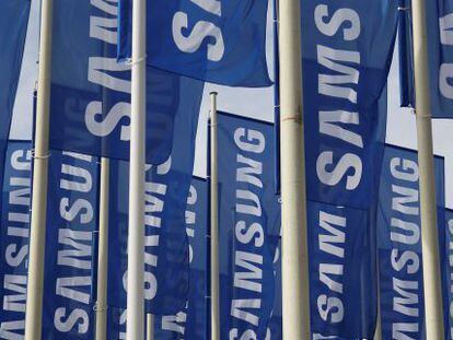 Banderas con el logotipor de Samsung 