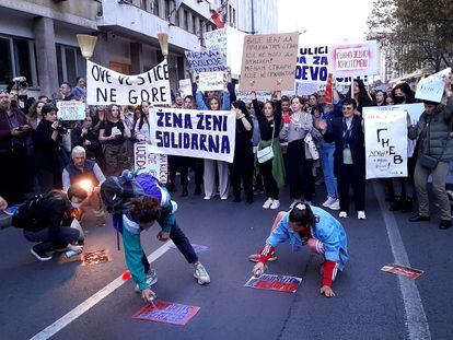 Un grupo de feministas serbias se manifiestan en Belgrado el 7 de octubre.