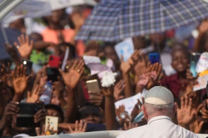 Pope Francis in the popemobile, arriving at the Ndolo airport before presiding over the Holy Mass, this Wednesday in the city of Kinshasa.  The country, with 90% of the Christian population, is also by far the African state with the most Catholics: half of its 105 million inhabitants are, and it has more than 6,000 priests, 10,000 nuns and more than 4,000 seminarians.