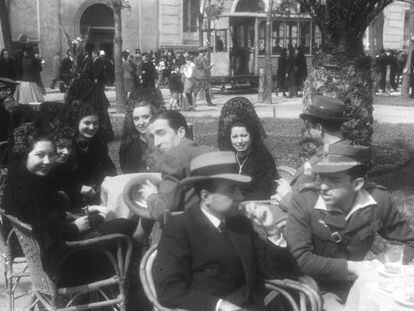 Ambiente de Jueves Santo, en una terraza de Madrid en 1940, d&eacute;cada tratada por Vicens Vives en su Historia de Espa&ntilde;a