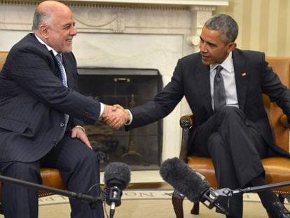 Obama estrecha la mano al primer ministro iraqu&iacute; Haidar al Abadi.