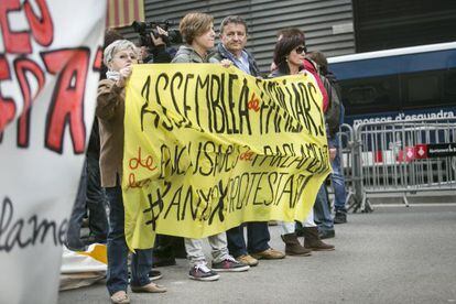 Familiares de los condenados por el asedio, ante la sede de Converg&egrave;ncia. 