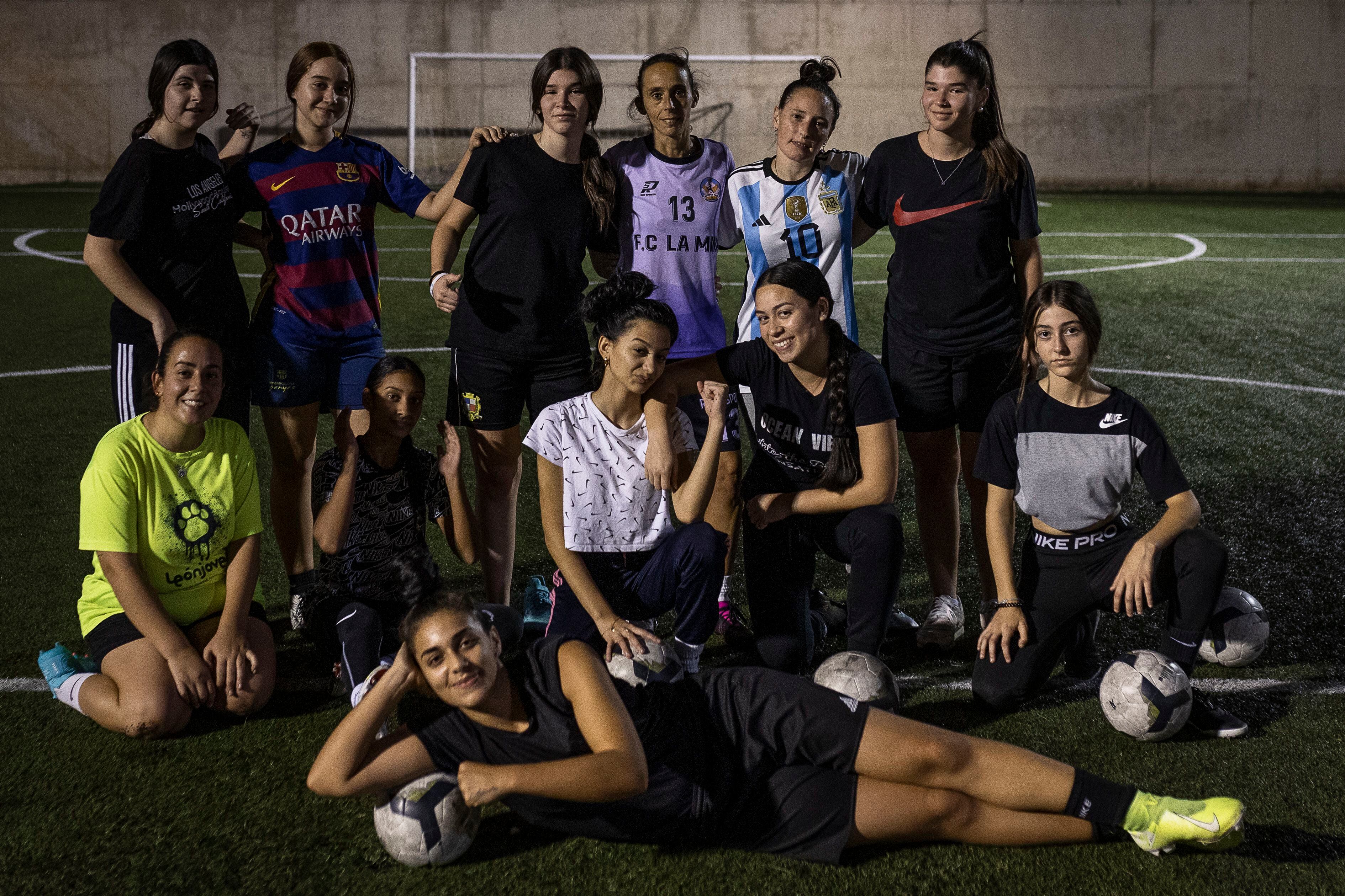 El equipo de fútbol femenino del CF Tramontana en el barrio de la Mina en Barcelona.
