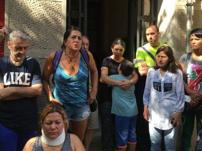 Vecinos concentrados a las puertas del n&uacute;mero 151 de la calle Enten&ccedil;a de Barcelona.