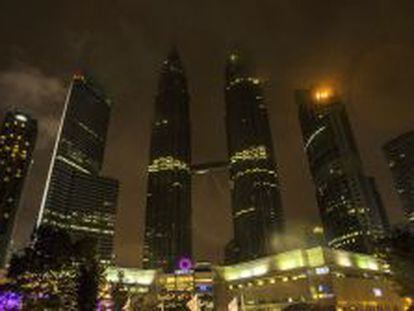 Las Torres Petronas de Kuala Lumpur, en Malasia, apagan sus luces con motivo de la Hora del Planeta. 