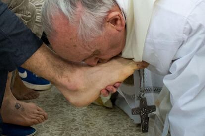 Francisco ofició en la cárcel romana de menores de Casal del Marmo la Misa de la Cena del Señor del Jueves Santo, durante la cual lavó los pies a doce jóvenes allí recluidos, 28 de marzo de 2013.