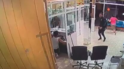 Momento en el que supuestamente Sandy trata de esconderse en la cabina y el principal acusado del juicio va a por él con una pistola.