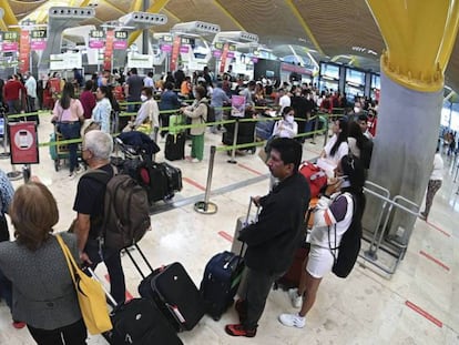 Decenas de viajeros en la T4 de Madrid-Barajas.