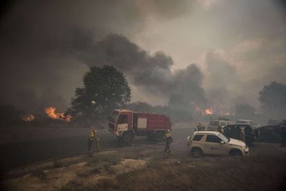 Los bomberos trabajan en el lugar de un incendio forestal en Lucenza, en Cualedro, cerca de Ourense.