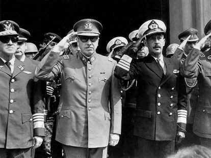 Pinochet (segundo por la izquierda) nueve días después del golpe de Estado.
