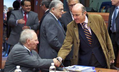 Luis De Guindos saluda al ministro alemán de Finanzas, Wolfgang Schaeuble, el pasado 20 de febrero.