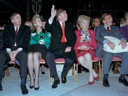 Los hermanos Trump, con sus padres, en 1990.