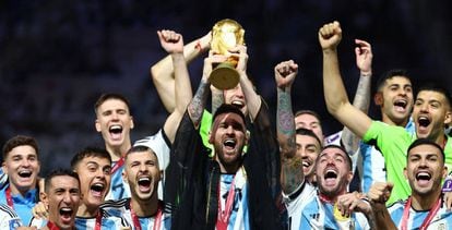 El argentino Lionel Messi levanta el trofeo de la Copa del Mundo junto a sus compañeros de equipo, mientras celebran después de ganar la Copa del Mundo.
