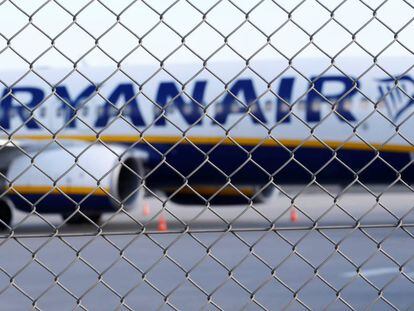 Aeronave en pista de la aerol&iacute;nea Ryanair.