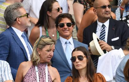 El actor Tom Cruise, que acaba de cumplir 60 años, y el director Christopher McQuarrie (a su izquierda) observan la final masculina de Wimbledon entre Novak Djokovic y Nick Kyrgios. McQuarrie dirigió 'Misión: Imposible: Nación Secreta', su cuarta colaboración con Cruise después de 'Valkyria', 'Jack Reacher' y 'Al filo del mañana'.
