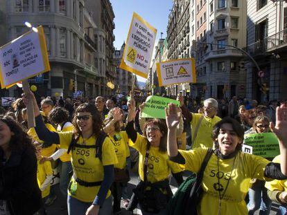 Manifestantes contra los recortes en la enseñanza en Via Laietana