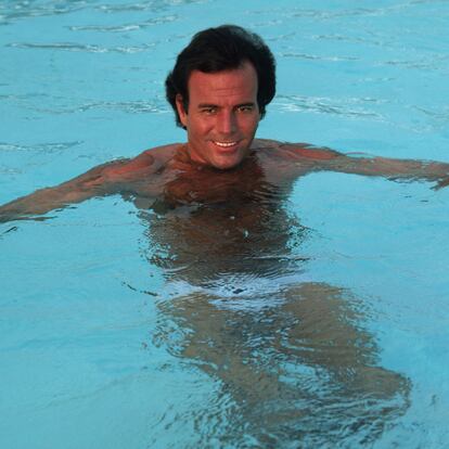 El cantante Julio Iglesias en una piscina de Miami (Florida), el 10 de junio de 1980.