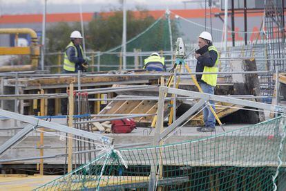 Obreros trabajan en la construcción del forjado de un edificio en Sevilla
