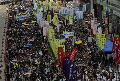 Miles de personas marchan a favor de la demoacracia en Hong Kong.