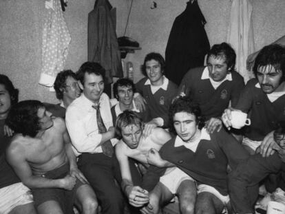 El Nottingham Forest practicaba un fútbol aguerrido y abrupto, pero no exento de técnica. La dosis de sofisticación se la aportaba el inquilino de su banquillo, la verdadera estrella del equipo: Brian Clough (el único con camisa y corbata en esta imagen tomada en 1975).