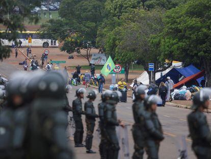Partidarios de Jair Bolsonaro salen del campamento frente al Cuartel General del Ejército en Brasilia, este lunes.