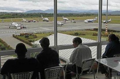Imagen del aeropuerto de Santo Domingo, saturado por los vuelos de ayuda a Haití.