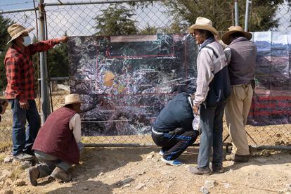 Pobladores de Tecoltemi despliegan un mapa de las concesiones. 