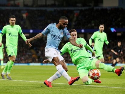 Sterling dispara ante un defensor alemán.