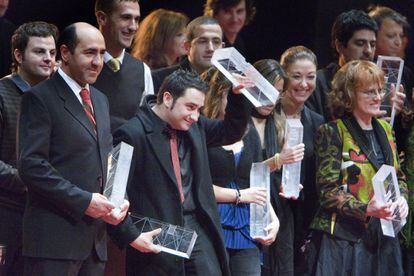 Bayona con los dos premios conseguidos, mejor película y mejor director novel, por 'El orfanato', en los Premios Barcelona de Cinema en 2007.