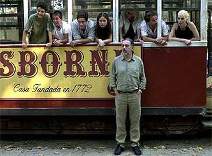 Fernando Trueba, con algunos actores del reparto de El embrujo de Shangai en Barcelona.