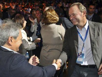 Alfonso Rus saluda a Alberto Fabra, ayer, tras conocerse la votación del presidente en el congreso del PP.