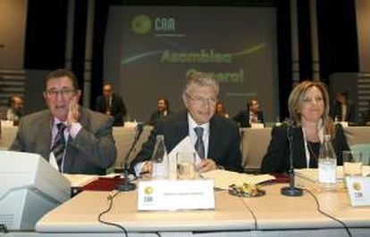 Los entonces presidente y directora general de la CAM, Modesto Crespo (c) y María Dolores Amorós (d), durante una asamblea de esa entidad en marzo de 2011.