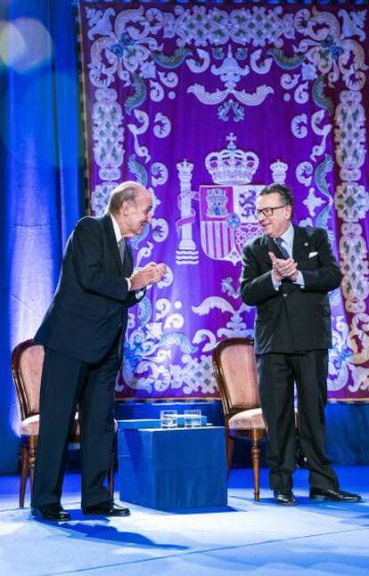 Miguel Roca Junyent y Miguel Herrero de Miñón reciben la medalla de Aragón, el pasado 26 de noviembre.