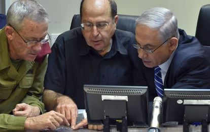 El primer ministro de Israel, Benjamin Netanyahu junto al ministro de Defensa y el jefe de personal mientras observan mapas de la Franja.