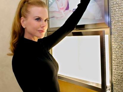 La actriz australiana Nicole Kidman ha firmado y donado relojes de la colección Omega Constellation para recaudar fondos para UNIFEM (Fondo de Desarrollo para la Mujer). El acto benéfico se ha celebrado en la tienda que la firma de relojes tiene en Nueva York.