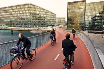 El nuevo puente que cruza el puerto es solo para bicis, que tienen preferencia en toda la ciudad.