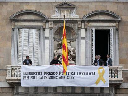 Personal del Palau de la Generalitat de Cataluña desplegan una pancarta en el balcón principal en Barcelona , en una imagen de archivo.