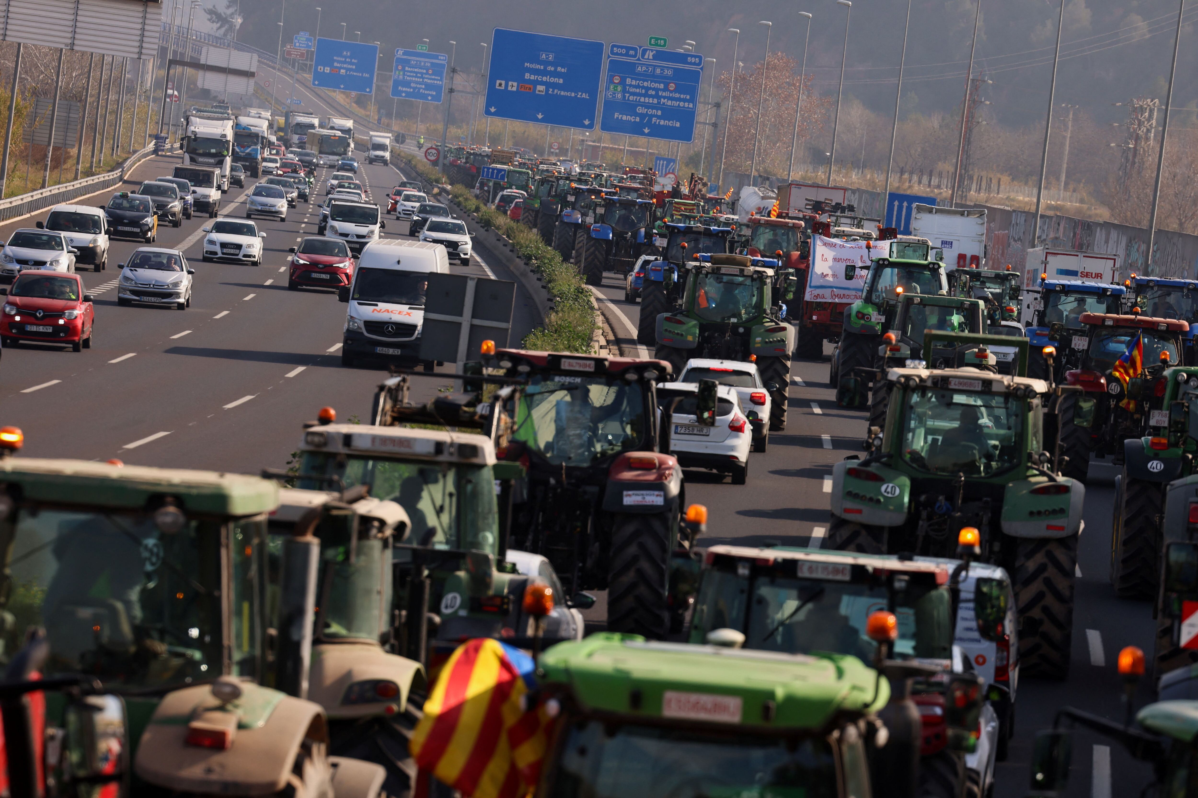 Agricultores bloquean con sus tractores la A-2 cerca de Barcelona, este miércoles.