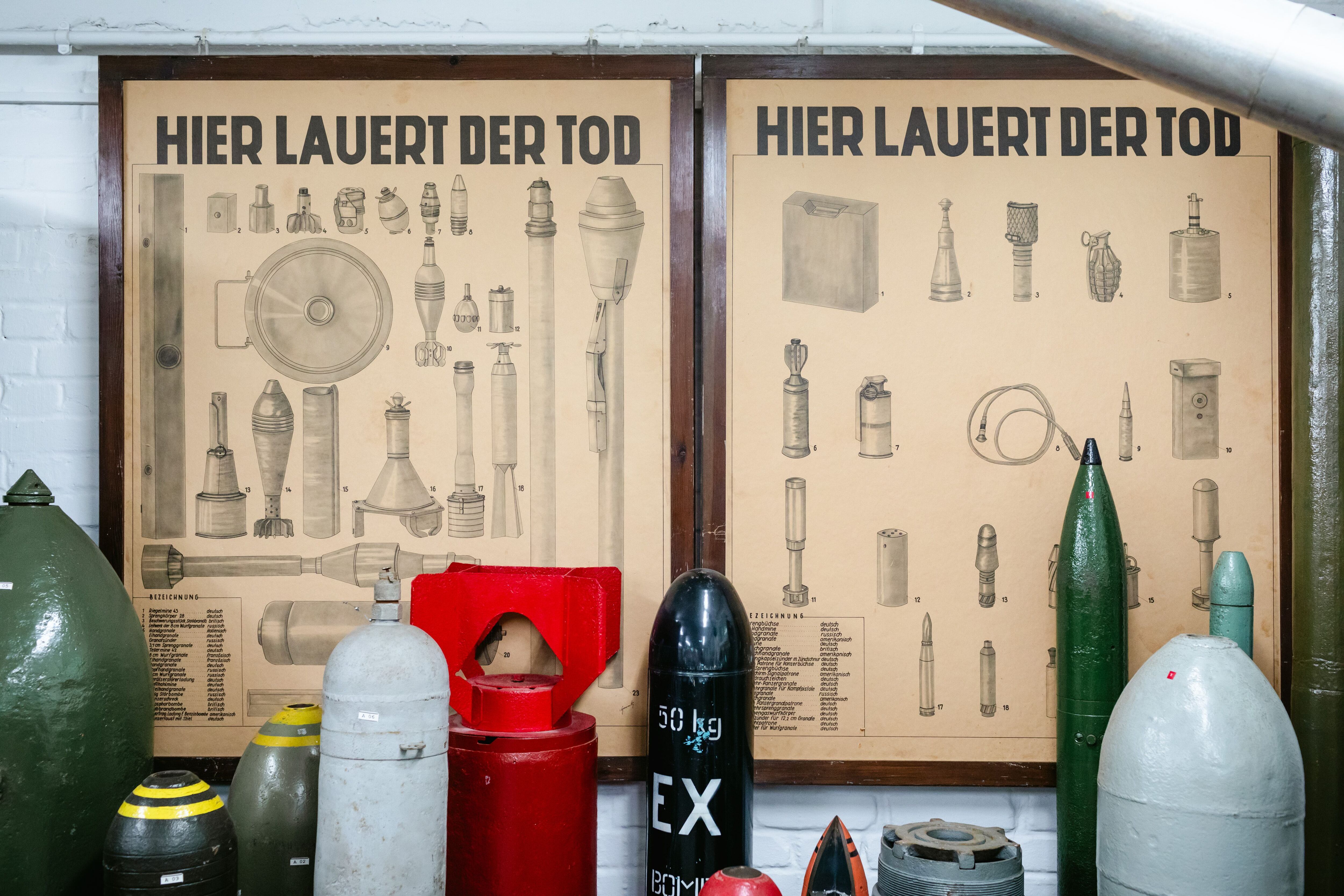 Dos carteles informativos de la posguerra muestran los tipos de munición que se pueden encontrar incluso hoy día en el subsuelo de Alemania.