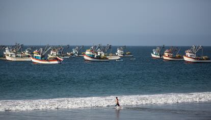 Fishing boats in front of the Los Órganos spa in Piura.