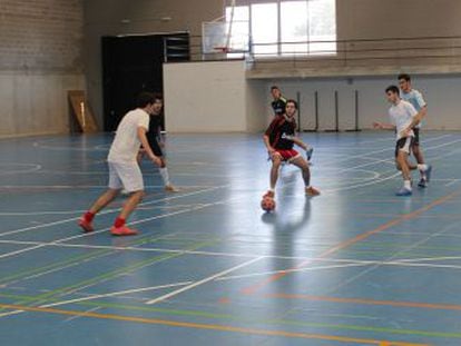 Partido de f&uacute;tbol sala sin &aacute;rbitro en la UPO.