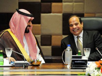 Al Sisi, en un encuentro con el ministro de Defensa saud&iacute;, Mohammed bin Salman bin Abdul Aziz, en el Cairo el pasado mi&eacute;rcoles.