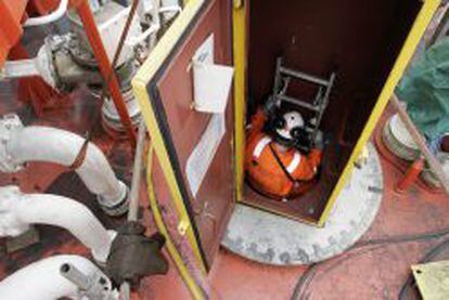 Un operario bajando a uno de los cuatro tanques de gas líquido con los que cuenta el barco.