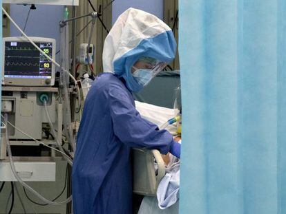 Una enfermera atiende a un paciente de Covid-19 en un hospital de Roma (Italia)