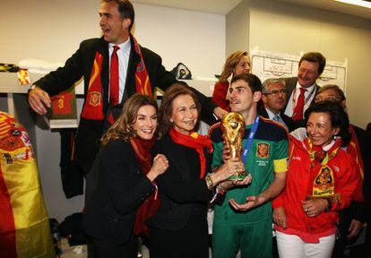 Felipe de Borbón y Letizia Ortiz siempre han demostrado su apoyo a los deportistas españoles. En la imagen, el capitán de la selección española de fútbol, Iker Casillas, junto a la reina Sofía, los príncipes de Asturias y Ana Patricia Botín (derecha), en el vestuario, tras ganar la Copa del Mundo de Fútbol de Sudáfrica 2010.