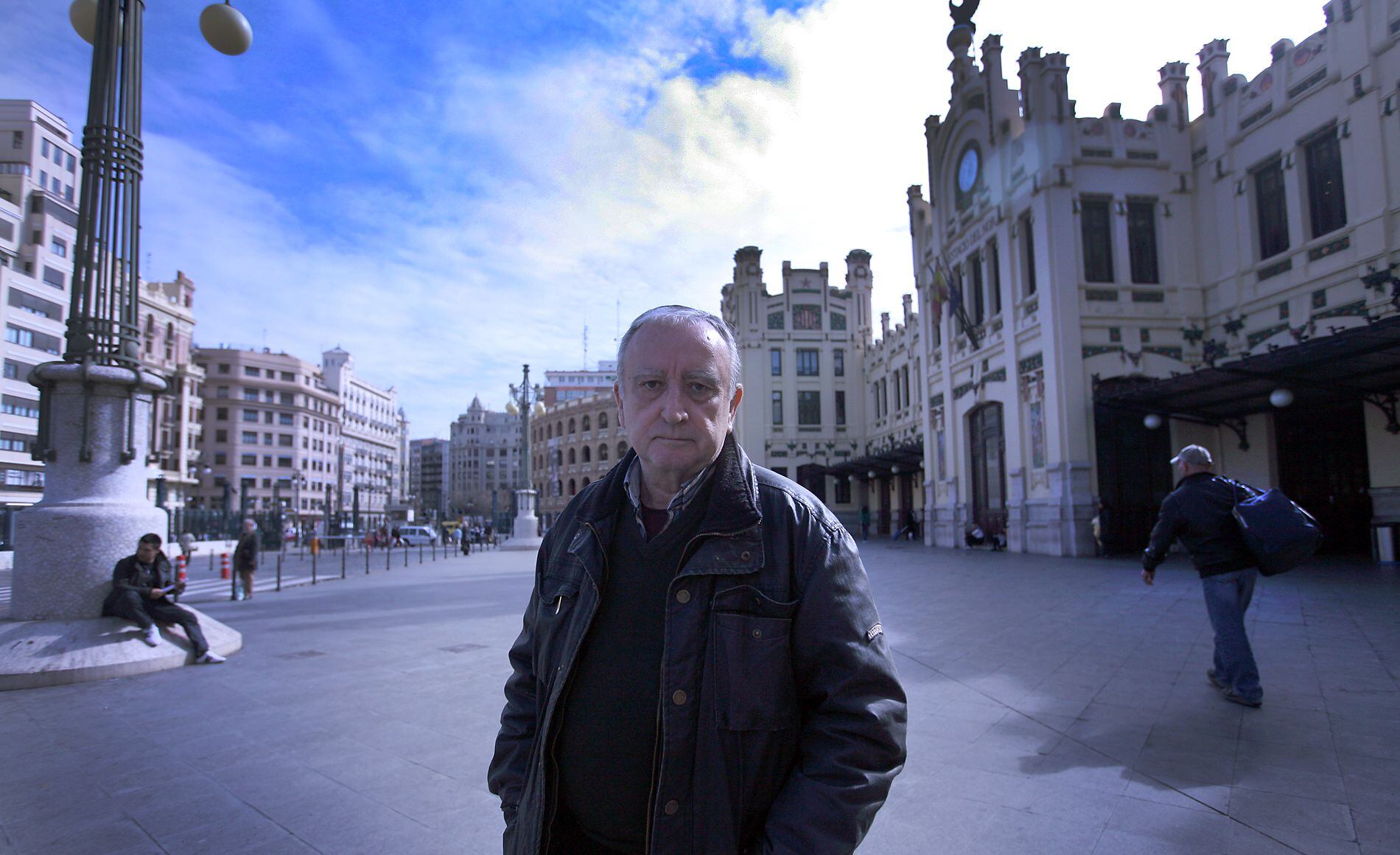 El escritor Rafael Chirbes en la Estación del Norte de Valencia.