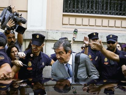 &Aacute;lvarez Cascos, a su salida de la Audiencia Nacional en 2013. 